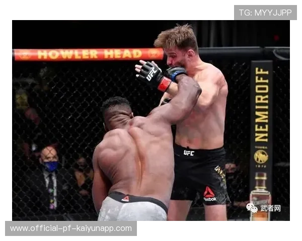 UFC卧倒后弃防反击惊艳全场